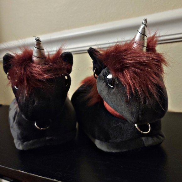 Punk unicorn slippers - Picture 2 of 3